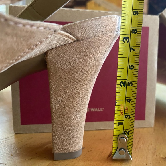 Naturalizer 3 inch heeled sandals. “Devin” tan/beige platform (narrow width). - Picture 8 of 9